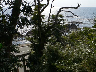 佐渡市羽茂三瀬の羽黒神社から真野湾を見る