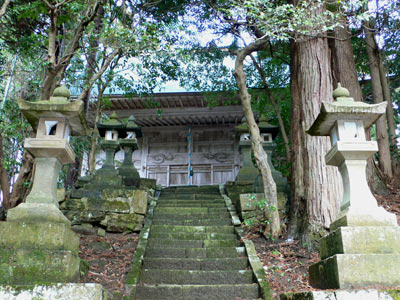 越敷神社の拝殿を見上げる