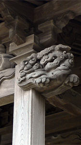 蓮野の厳島神社拝殿向拝柱の彫刻