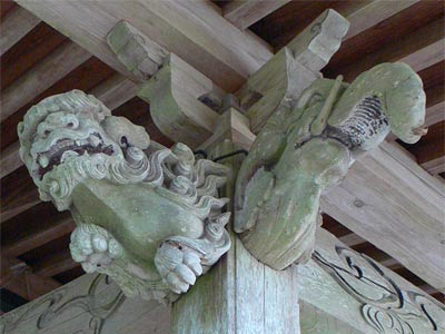 関川村幾地の七社神社拝殿向拝柱の彫刻