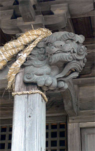 関川村打上の稲荷神社拝殿向拝柱