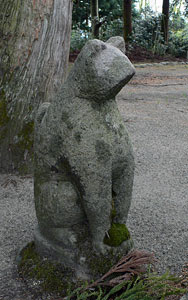 関川村打上の稲荷神社狐石像（左）