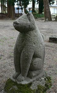 関川村打上の稲荷神社狐石像（右）