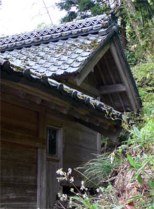 関川村湯沢の神明社本殿部分