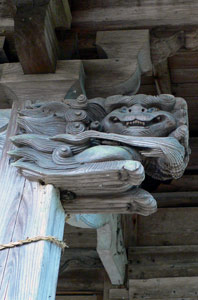 新谷の熊野神社社殿社殿装飾（向拝柱木鼻）