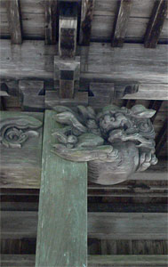 阿賀町五十沢の若宮八幡神社拝殿向拝柱の装飾
