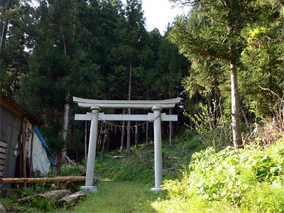 阿賀町岡沢の諏訪神社鳥居
