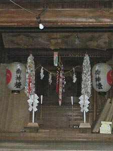 阿賀町岡沢の諏訪神社社殿内部
