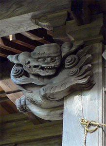 三川村白崎の山神社拝殿の装飾