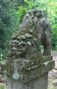 旧栃尾市楡原の仁礼原神社狛犬（吽像）