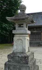 泉町の諏訪社石灯籠