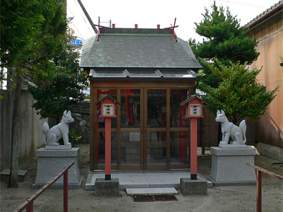亀田町東船場の稲荷神社社殿正面