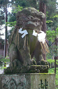 関山神社参道狛犬（吽像）