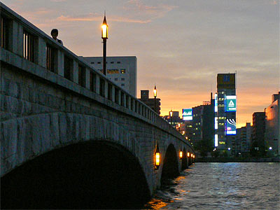 夕暮れ時の萬代橋の橋脚
