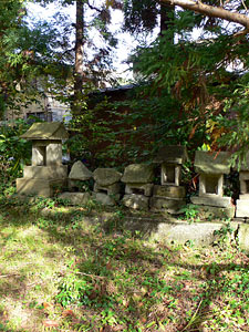 土生田神社境内の石祠