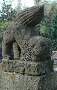 須賀神社本殿前の狛犬（吽像）