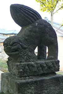 須賀神社本殿前の狛犬（阿像）