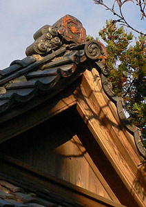 大手町の八幡神社拝殿の屋根