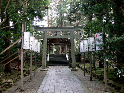 弥彦神社の境内社への参道