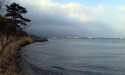 佐渡市秋津の樹崎神社から加茂湖の眺望