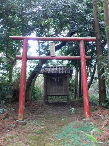 佐渡潟端諏訪神社境内の稲荷神社