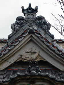 佐渡市北川内の熊野神社拝殿屋根正面
