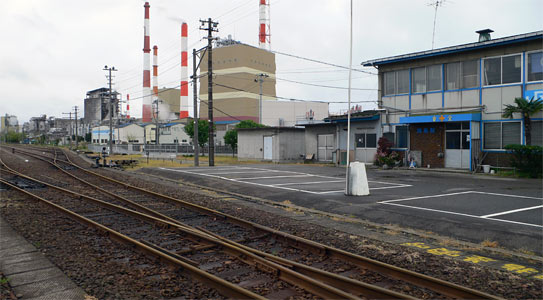 焼島駅の線路と駅舎