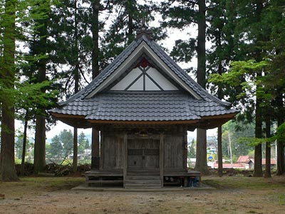 越路町千谷沢の小坂神社拝殿正面