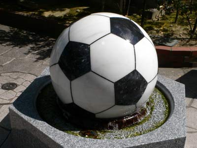 水に浮くサッカーボール
