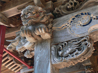 大栃山守門神社社殿木鼻の獅子と獏と亀（左）