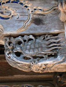 大栃山守門神社社殿木鼻の亀（右）