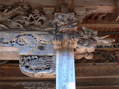 石川雲蝶の作と伝えられる守門神社社殿の彫刻