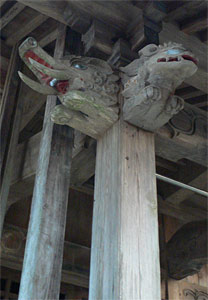 守門村長鳥の守門神社拝殿向拝柱（左）