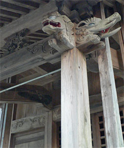 守門村長鳥の守門神社拝殿向拝柱（右）