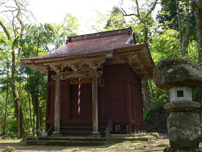 石曾根の松尾神社社殿