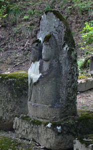石曾根の松尾神社境内の道祖神
