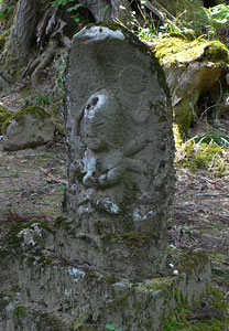 石曾根の松尾神社境内の石仏