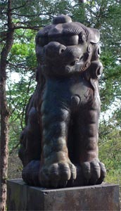 柏崎市大沢の大澤神社境内狛犬（吽形）