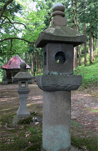 下船渡の矢放神社境内の灯籠