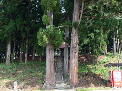 津南町下船渡源内山の諏訪神社参道入口