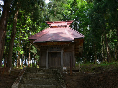 津南町下船渡源内山の諏訪神社社殿正面