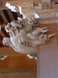 寺泊戸崎の神明神社拝殿向拝木鼻（左）