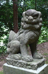 寺泊矢田の神明神社狛犬（吽像）