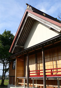 刈羽村赤田町方の八幡社拝殿側面