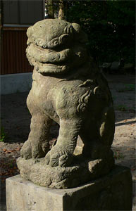 刈羽村赤田町方の八幡社狛犬（阿像）