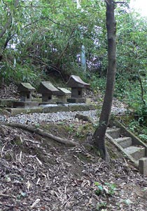 刈羽村大塚の白山神社境内の石祠