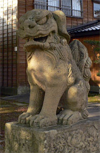 刈羽村井岡の石動神社狛犬（阿像）
