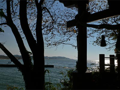 多伎神社から瀬波温泉を望む