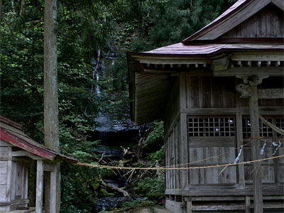 関川村蔵田島の多岐神社社殿