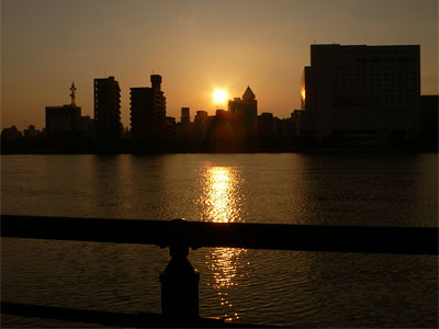 萬代橋サンセットカフェから日没を見る
